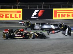 Momento en el que el Sauber queda de cabeza luego de dar una vuelta después del impacto del Lotus. AFP /