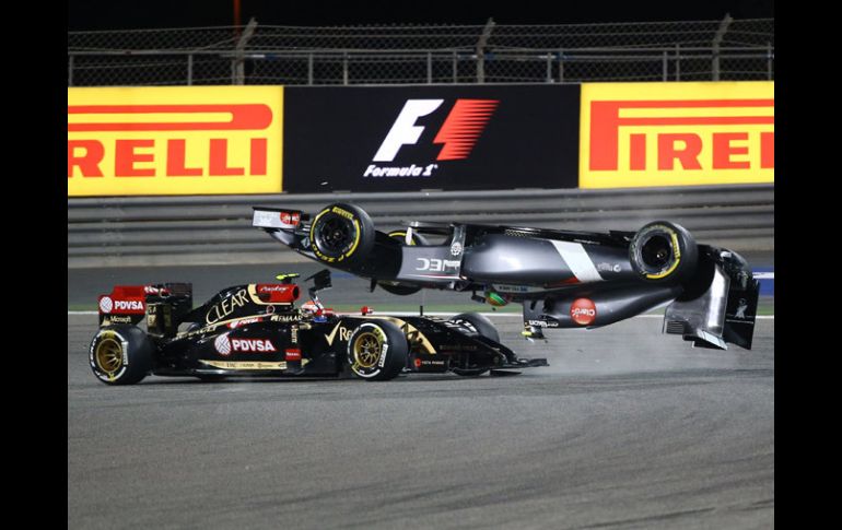 Momento en el que el Sauber queda de cabeza luego de dar una vuelta después del impacto del Lotus. AFP /