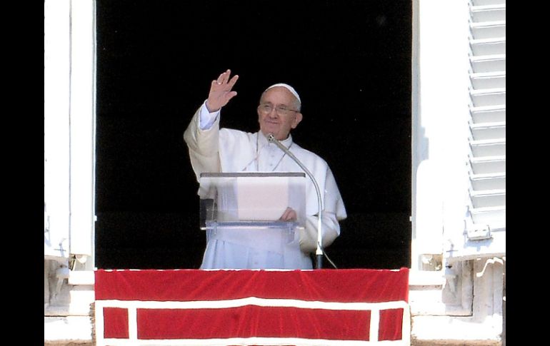 El Papa Francisco encabeza el tradicional rezo del Ángelus ante miles de personas en la Plaza de San Pedro. AFP /