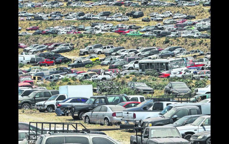 ¿QUIÉN VIGILA?. El corralón del IJAS ubicado en la localidad de San Agustín, en Tlajomulco de Zúñiga, luce como un cementerio de autos.  /