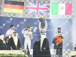 Siempre a su lado. Cada que Sergio Pérez (der.) sube al podio, el británico Lewis Hamilton (centro) lo ha acompañado.  /