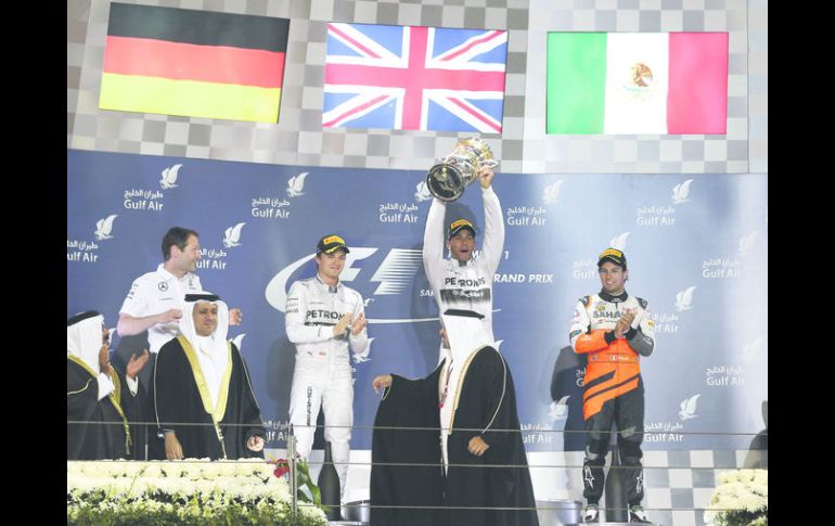 Siempre a su lado. Cada que Sergio Pérez (der.) sube al podio, el británico Lewis Hamilton (centro) lo ha acompañado.  /