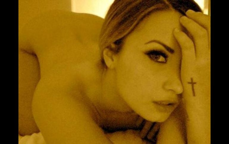 En las imágenes, la artista aparece desnuda y en la cama, algunas de ellas con su novio Wilmer Valderrama. ESPECIAL /