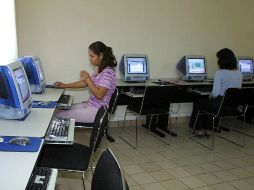 Ciber Secundaria consiste en que los adultos cursen sus estudios básicos con la utilización de una computadora conectada a internet. ARCHIVO /