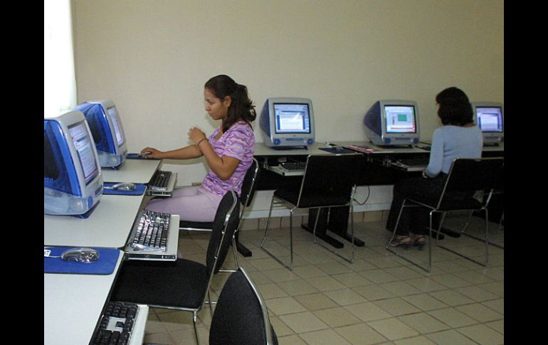 Ciber Secundaria consiste en que los adultos cursen sus estudios básicos con la utilización de una computadora conectada a internet. ARCHIVO /