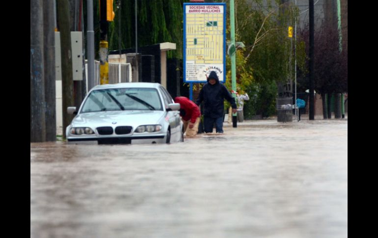 Las fuertes tormentas dejan entre mil 500 y dos mil personas evacuadas. AFP /