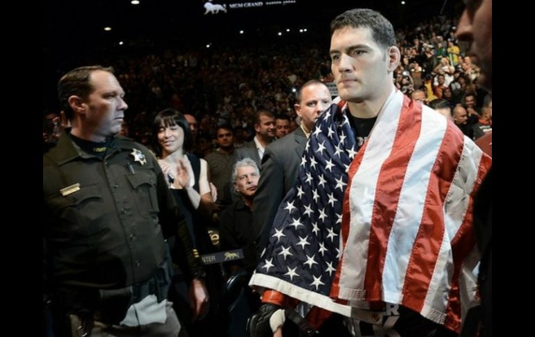 Chris Weidman dejó en el piso a Anderson Silva, en una pelea que sorprendió a todos. ESPECIAL /