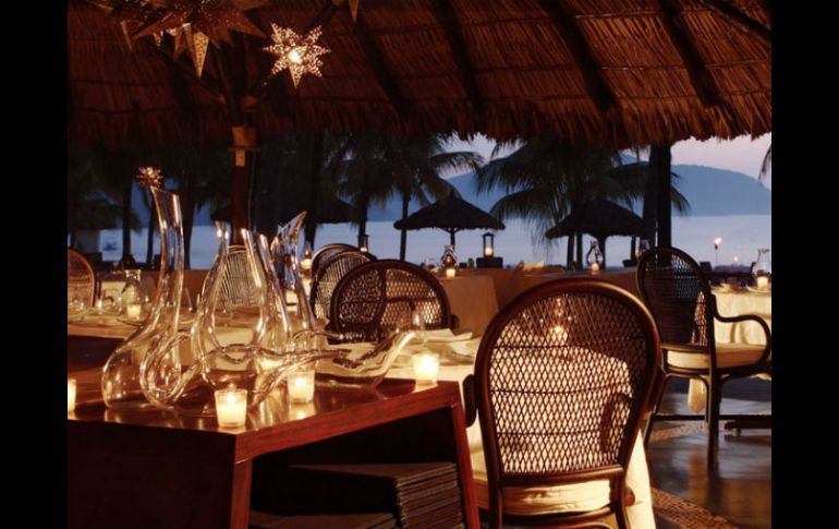 Se puede disfrutar de una cena romántica en Viceroy Zihuatanejo. ESPECIAL /