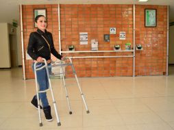 Luego de tres años del accidente y de la riesgosa operación, Leti vuelve a caminar.  /