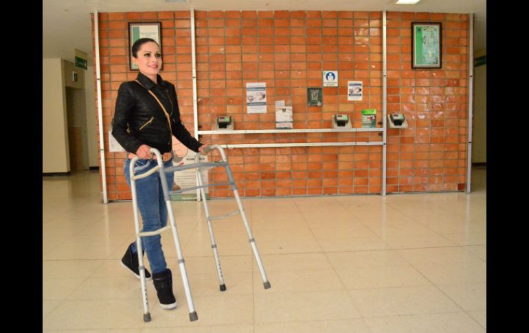 Luego de tres años del accidente y de la riesgosa operación, Leti vuelve a caminar.  /