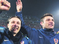 Niko Kovac (42 años) y su hermano Robert (40 años) celebran la conquista del boleto mundialista a Brasil 2014. AP /