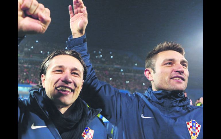 Niko Kovac (42 años) y su hermano Robert (40 años) celebran la conquista del boleto mundialista a Brasil 2014. AP /