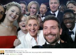 El 'selfie' fue realizado por la presentadora de los Premios Oscar, Ellen DeGeneres junto a algunos invitados a la premiación. ESPECIAL /