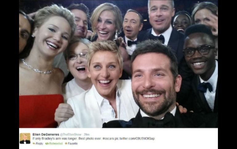 El 'selfie' fue realizado por la presentadora de los Premios Oscar, Ellen DeGeneres junto a algunos invitados a la premiación. ESPECIAL /