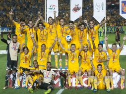 Tigres, de la UANL, durante el festejo después de recibir el trofeo de la Copa MX. MEXSPORT /