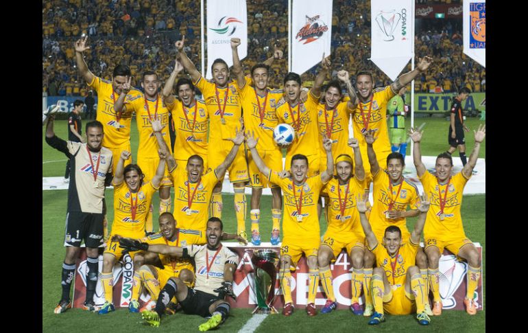 Tigres, de la UANL, durante el festejo después de recibir el trofeo de la Copa MX. MEXSPORT /