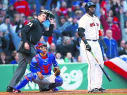 Por aquí o por allá. David Ortiz se queda viendo la pelota para averiguar si es jonrón o foul. AFP /