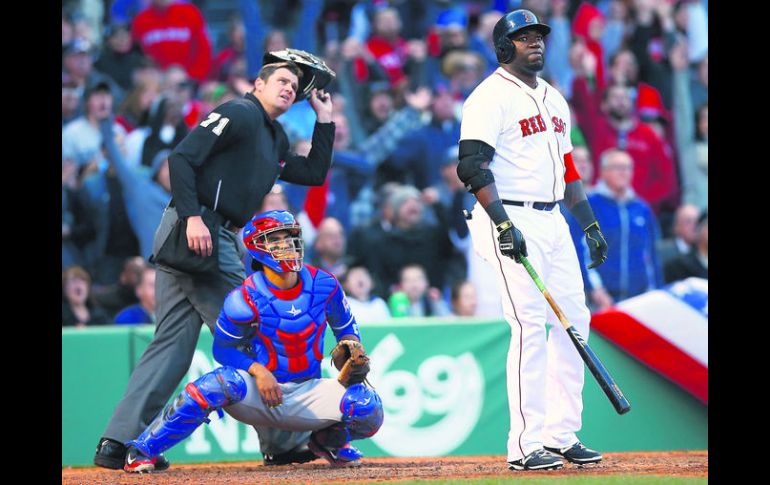 Por aquí o por allá. David Ortiz se queda viendo la pelota para averiguar si es jonrón o foul. AFP /