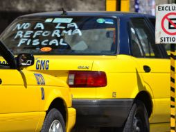 Taxistas dicen que no tienen la tecnología ni capacitación para cumplir con los requerimientos fiscales. ARCHIVO /