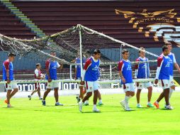 Los jugadores de Estudiantes, al terminar un entrenamiento. ARCHIVO /