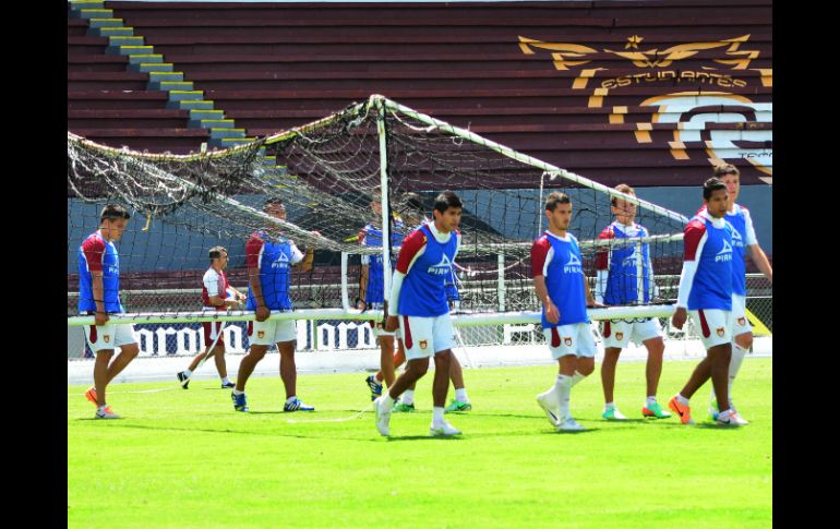 Los jugadores de Estudiantes, al terminar un entrenamiento. ARCHIVO /