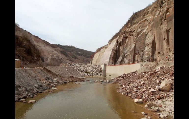 Con el aumento de la cortina de la presa El Zapotillo, buscarán disminuir la cantidad de agua extraída del Lago de Chapala.  /