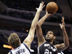 Tim Duncan dispara a la canasta ante la marcación de Nowitzki. AP /