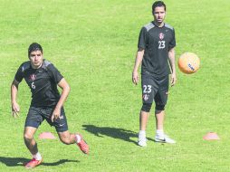 Enrique Pérez (6) y Ricardo Bocanegra (23) durante el último entrenamiento de Atlas previo a duelo de hoy ante los Gallos Blancos.  /