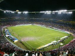 El estadio Jalisco cumple con los requisitos exigidos por la Liga MX, excepto butacas en todo el graderío. ARCHIVO /