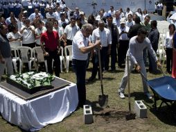 El presidente guatemalteco, Otto Pérez Molina atestiguó el arranque de las obras del cantautor.  /