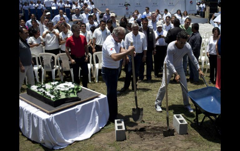 El presidente guatemalteco, Otto Pérez Molina atestiguó el arranque de las obras del cantautor.  /