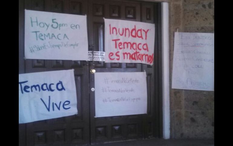 Manifestantes de Temacapulín cuelgan letreros en la entrada de Casa Jalisco en pedimento de hablar con Aristóteles Sandoval.  /