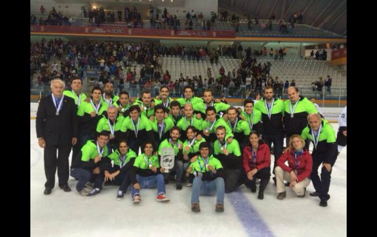 El equipo posa para la foto en España. Tomada de @CONADE  /