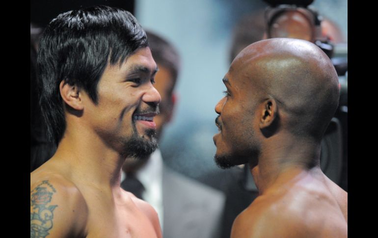 Bradley, lanzó una mirada desafiante en el frente a frente con 'Pacman', quien sólo se mostró tranquilo y sereno, incluso sonriente. AFP /