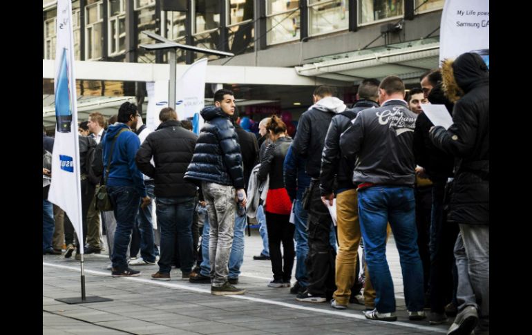 Varias personas esperan para poder adquirir el nuevo telefóno inteligente. EFE /