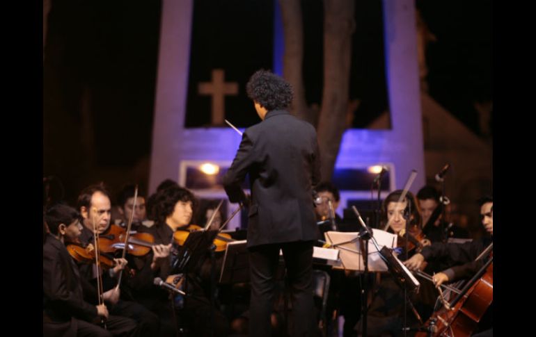 El concierto fue bien recibido por los cientos de asistentes que acudieron la lugar.  /