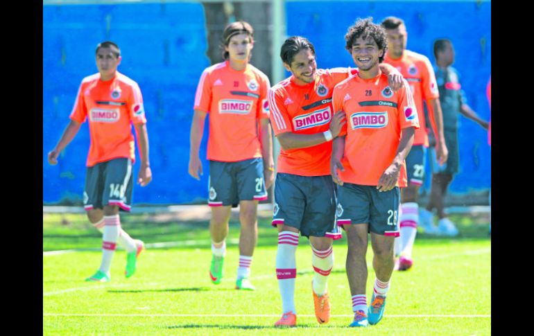 Giovani Hernández Neri (28) bromea con Édgar ''Tepa'' Solís (18) durante un entrenamiento en Verde Valle. Fierro los observa. MEXSPORT /