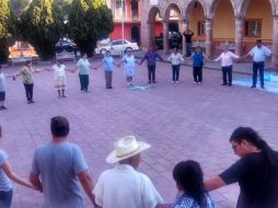 Más de 50 habitantes esperaron en el centro del poblado al gobernador Aristóteles Sandoval, que no llegó.  /