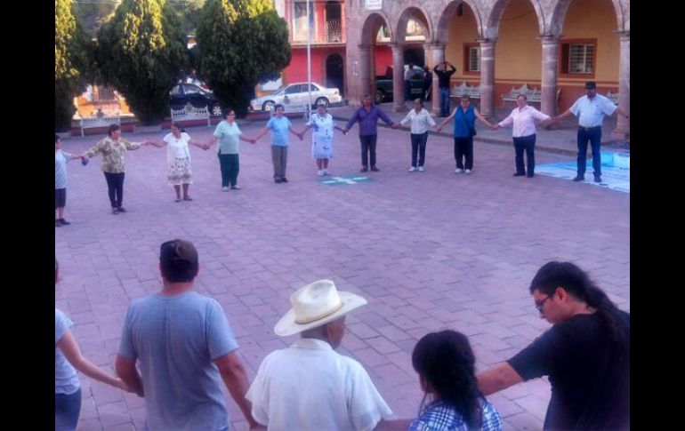 Más de 50 habitantes esperaron en el centro del poblado al gobernador Aristóteles Sandoval, que no llegó.  /