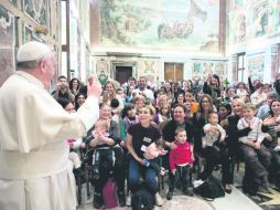 Alegría en el recibimiento por decenas de niños y sus madres. Despúes vino el momento doloroso, al aceptar los errores de la Iglesia. EFE /