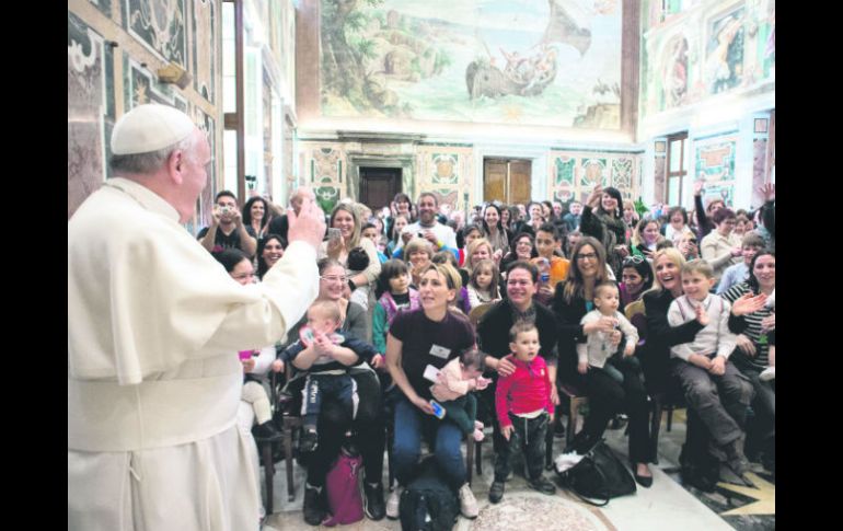 Alegría en el recibimiento por decenas de niños y sus madres. Despúes vino el momento doloroso, al aceptar los errores de la Iglesia. EFE /