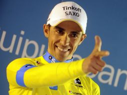 Alberto Contador, del equipo Tinkoff-Saxo, celebra su triunfo en el podium tras finalizar en la Vuelta al País Vasco. AFP /