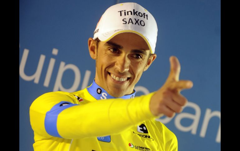 Alberto Contador, del equipo Tinkoff-Saxo, celebra su triunfo en el podium tras finalizar en la Vuelta al País Vasco. AFP /