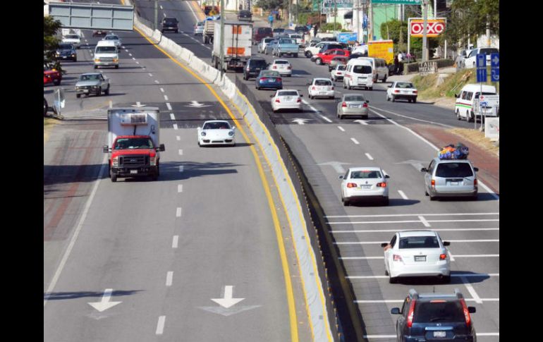 Recomiendan a vacacionistas revisar su automóvil antes de salir a carreteras. ARCHIVO /