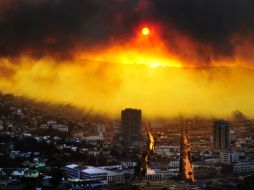 Debido a los fuertes vientos el fuego se propagó y alcanzó tres cerros de Valparaíso. AFP /