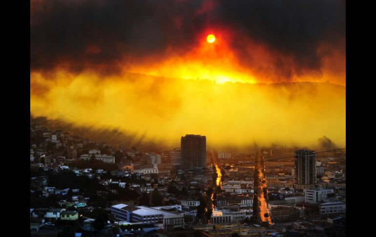 Debido a los fuertes vientos el fuego se propagó y alcanzó tres cerros de Valparaíso. AFP /