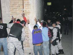 Durante los recorridos de la Policía Municipal se realizan revisiones preventivas a grupos de jóvenes en la vía pública. ESPECIAL /