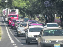 Largas filas de automóviles se pudieron observar ayer en la Carretera a Nogales. Los vacacionistas comenzaron a dejar la ciudad.  /