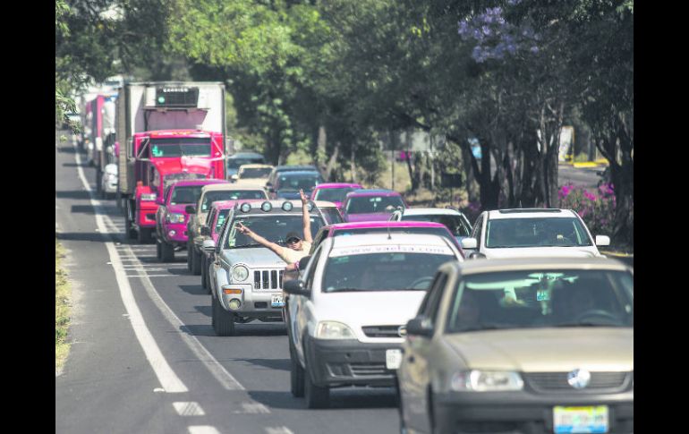 Largas filas de automóviles se pudieron observar ayer en la Carretera a Nogales. Los vacacionistas comenzaron a dejar la ciudad.  /