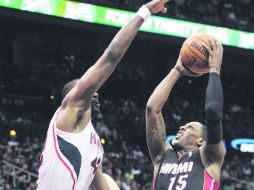 Mario Chalmers (15) del Heat de Miami trata de marcar ante Elton Brand de los Halcones de Atlanta, ayer en la Philips Arena. AP /